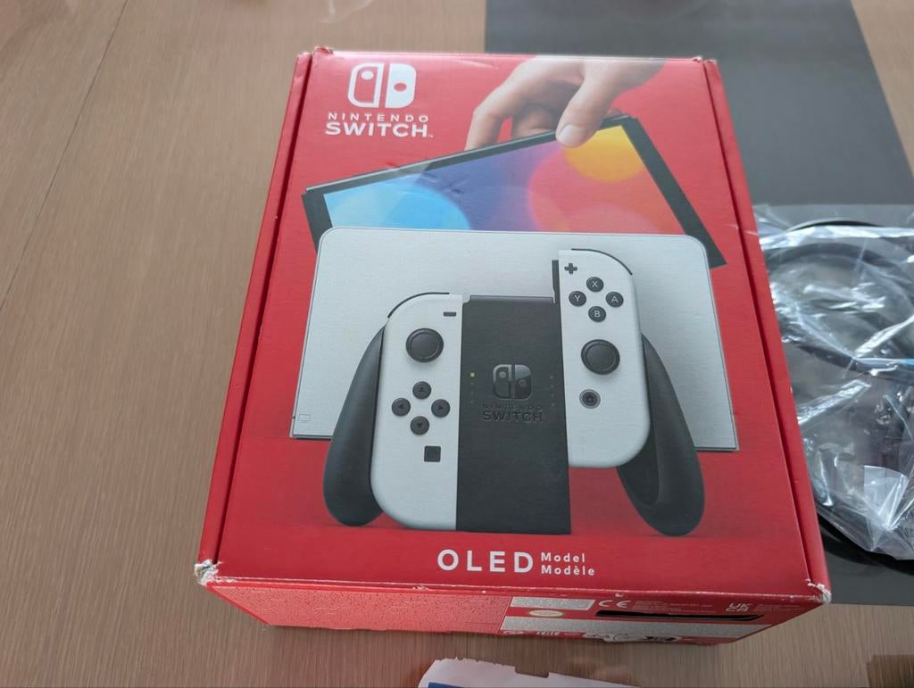 Nintendo Switch oled. Housse et 3 manettes, Enlèvement ou Envoi, Utilisé, Avec 3 manettes ou plus, Switch OLED