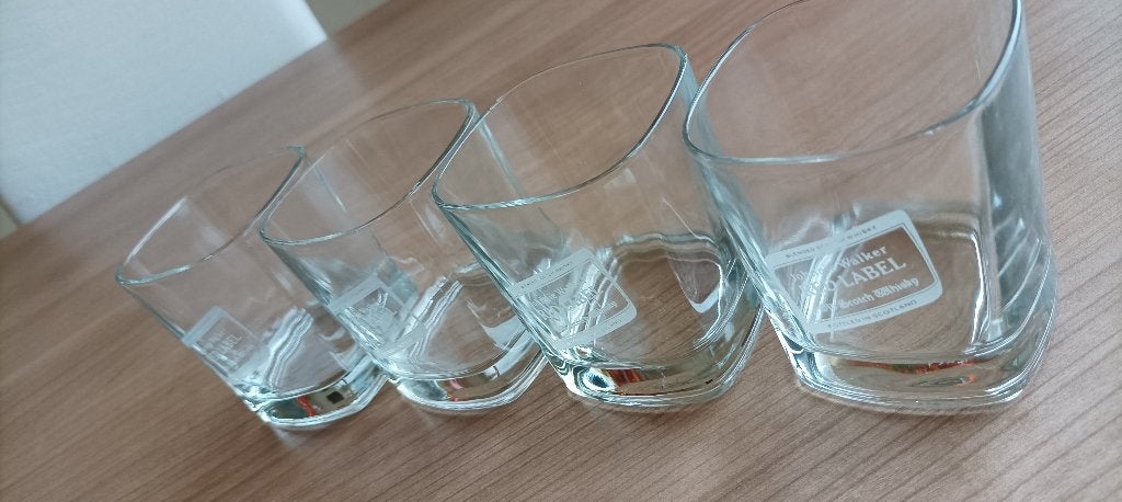 4 verres à whisky, Johnny Walker, Enlèvement ou Envoi, Comme neuf, Verres et Verres à shot