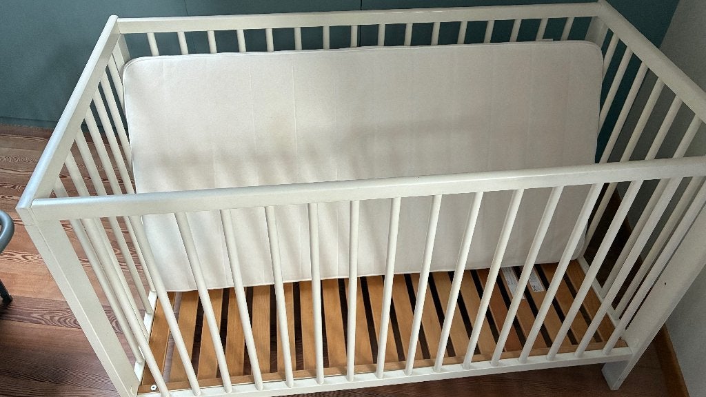 Wit gelakt kinderbedje, Ophalen, Gebruikt, Minder dan 140 cm, Minder dan 70 cm