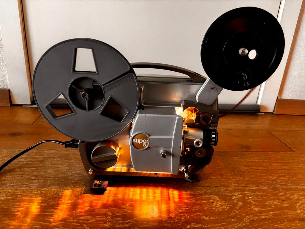Super 8 projecter + films ( perfect werkende staat!, Enlèvement, Utilisé