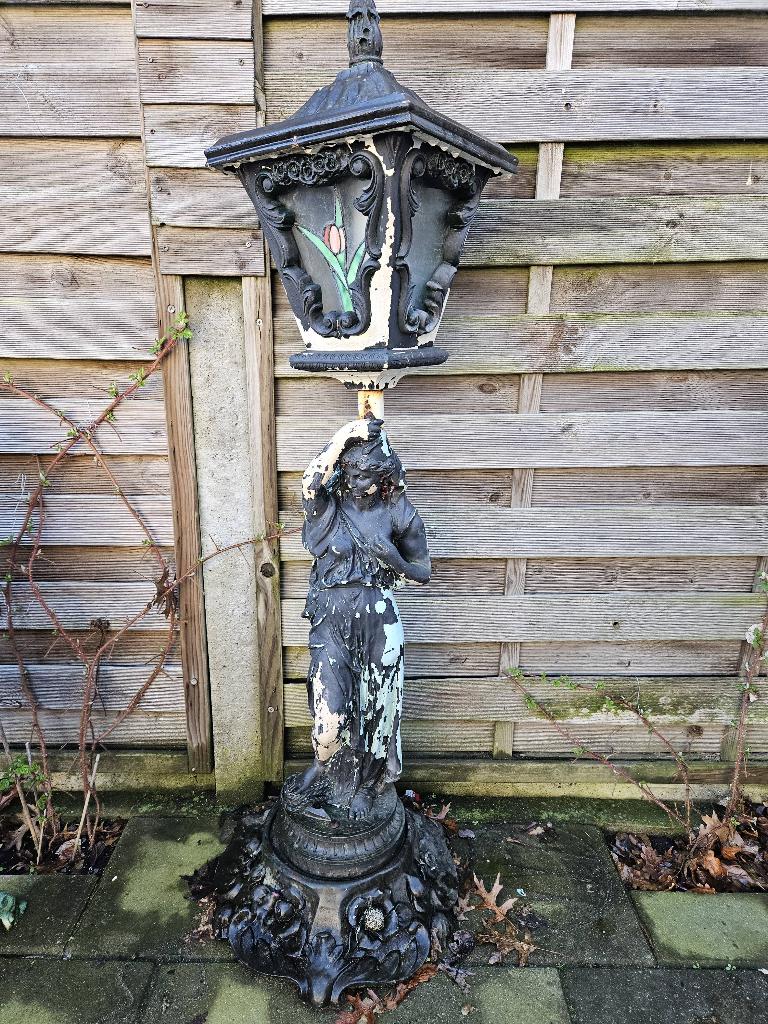 Statue de jardin magnifiquement habitée, Enlèvement