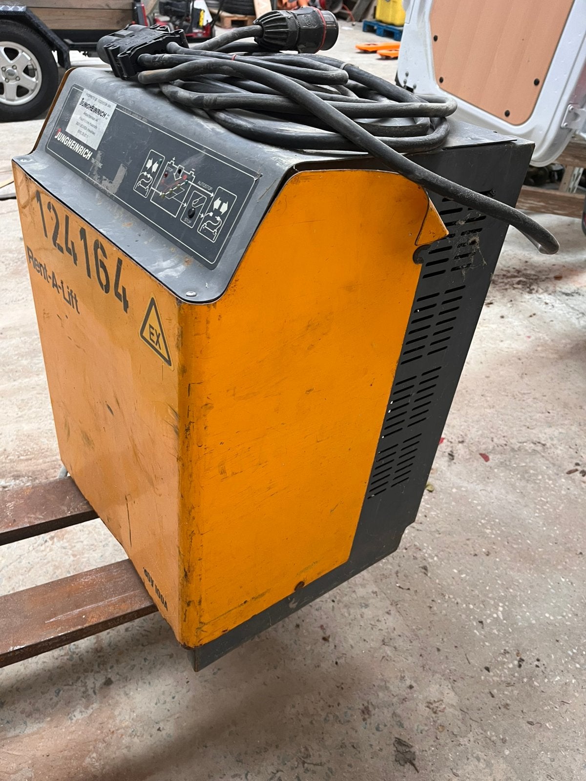 Acculader heftruck, batterijlader tractiebatterij, Ophalen