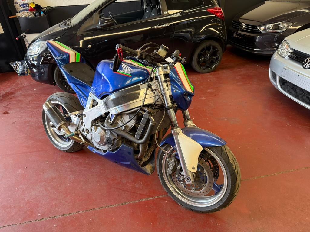 Honda Fireblade 550km au compteur, a remettre en route, Super Sport, Particulier, 4 cylindres, 900 cm³