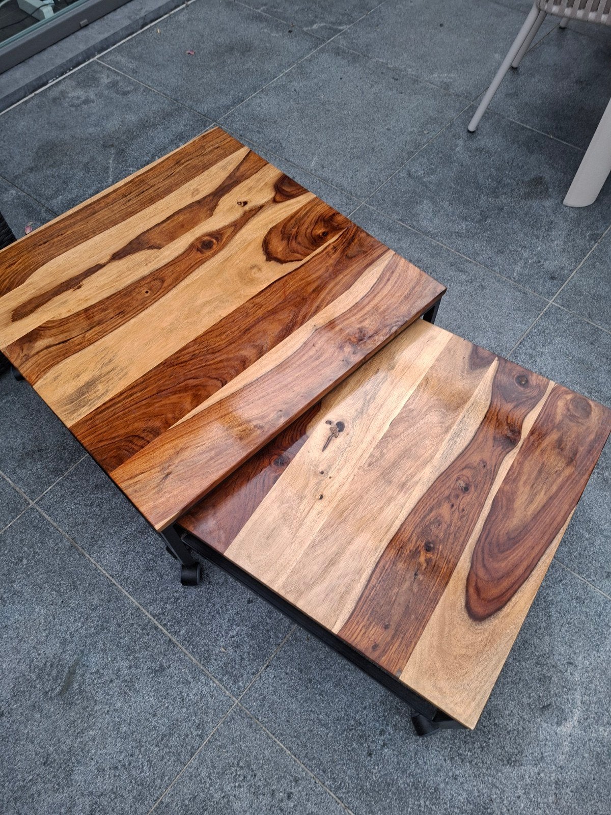 Set salontafels, Ophalen