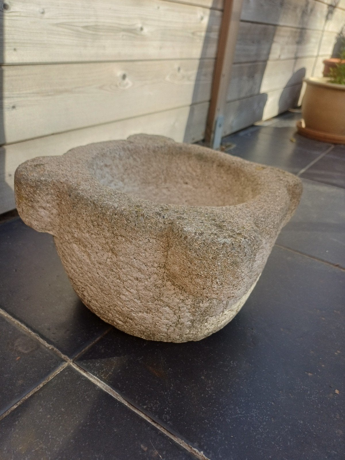 Zware stenen bloempot, Ophalen, Binnen