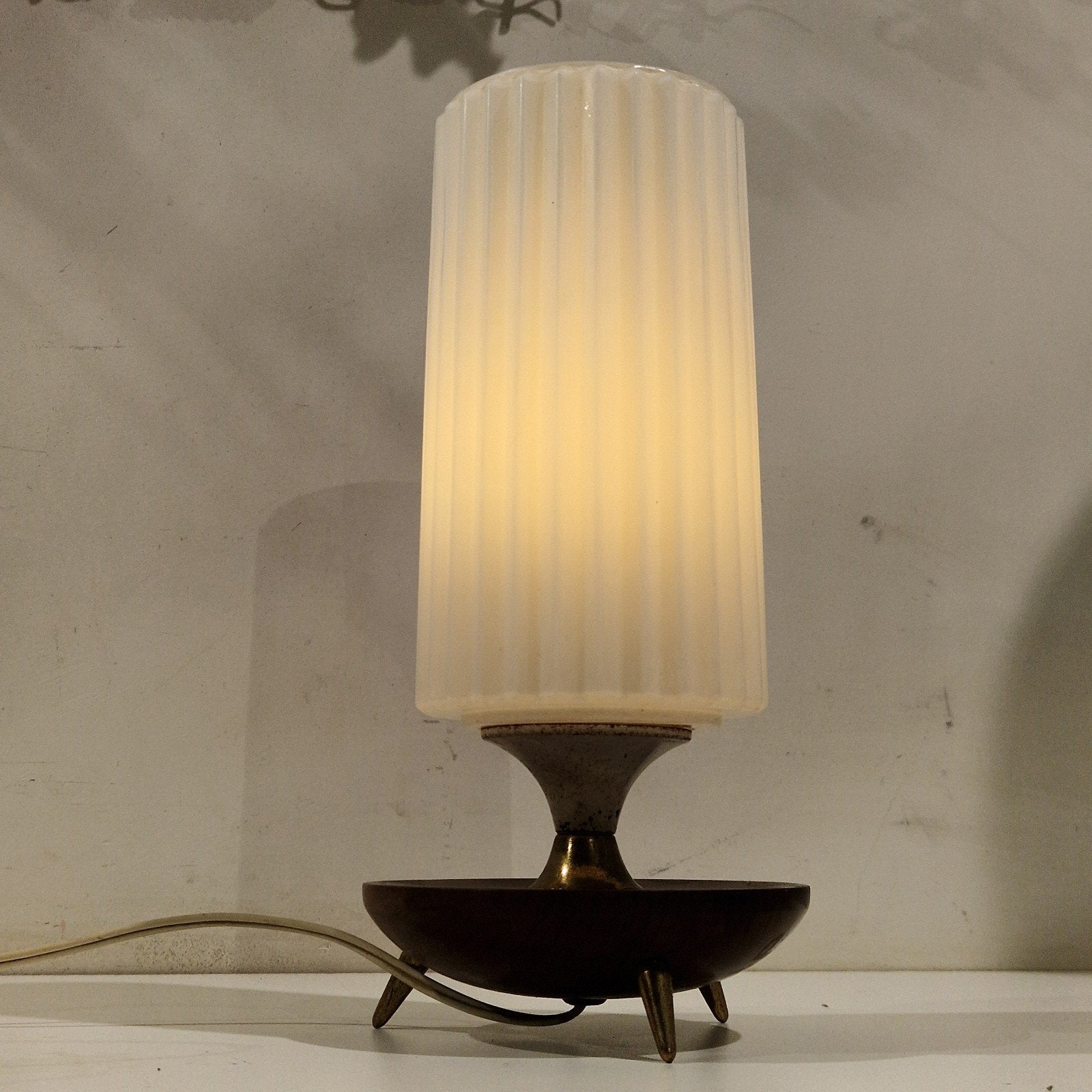 century tripod  tafellamp bestaande uit hout melkglas gerib, Enlèvement ou Envoi