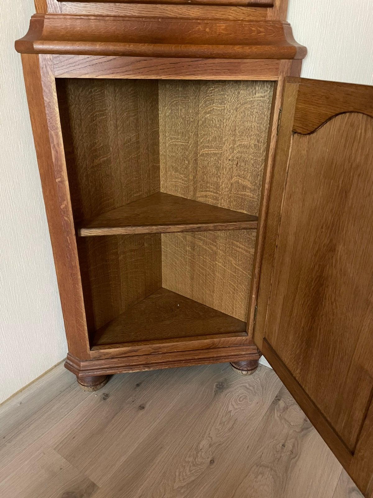 Klassieke hoekvitrinekast in eiken look met glas, Ophalen, Met deur(en), 50 tot 100 cm, Zo goed als nieuw