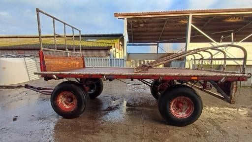 2 wagens voor stro