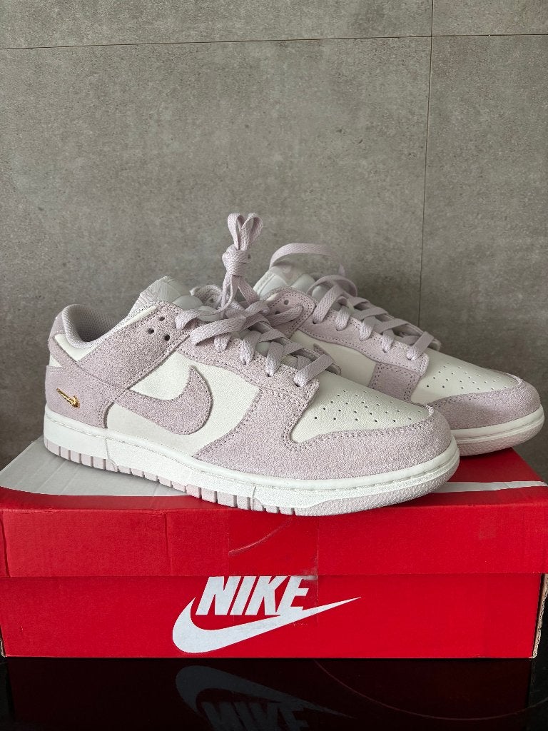 Mini Swoosh en daim « Pearl Pink Sail » de Nike Dunk Low SE, Neuf, Enlèvement ou Envoi, Rose, Sneakers et Baskets