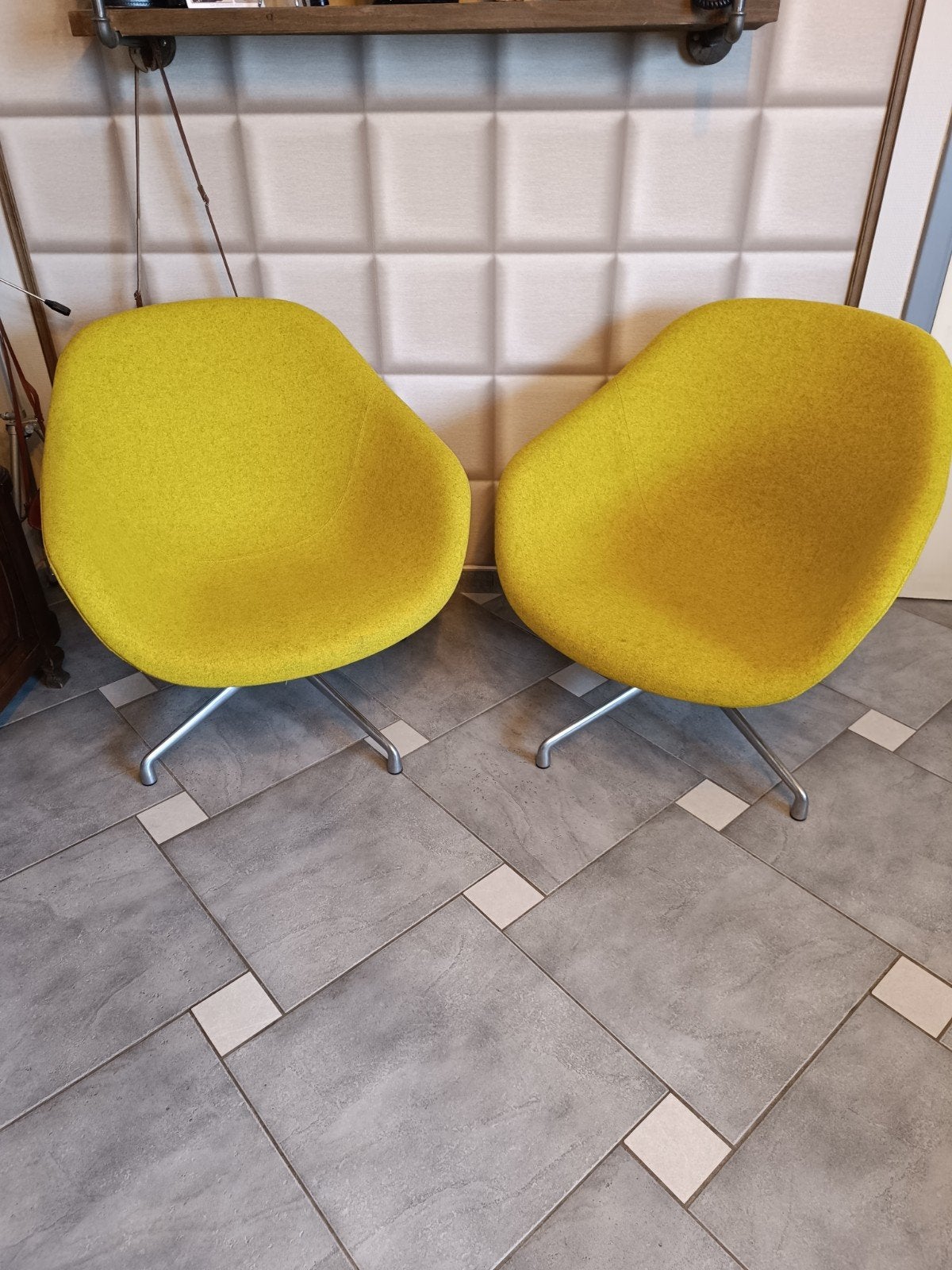 Une paire de fauteuils AAL81 HAY pivotant