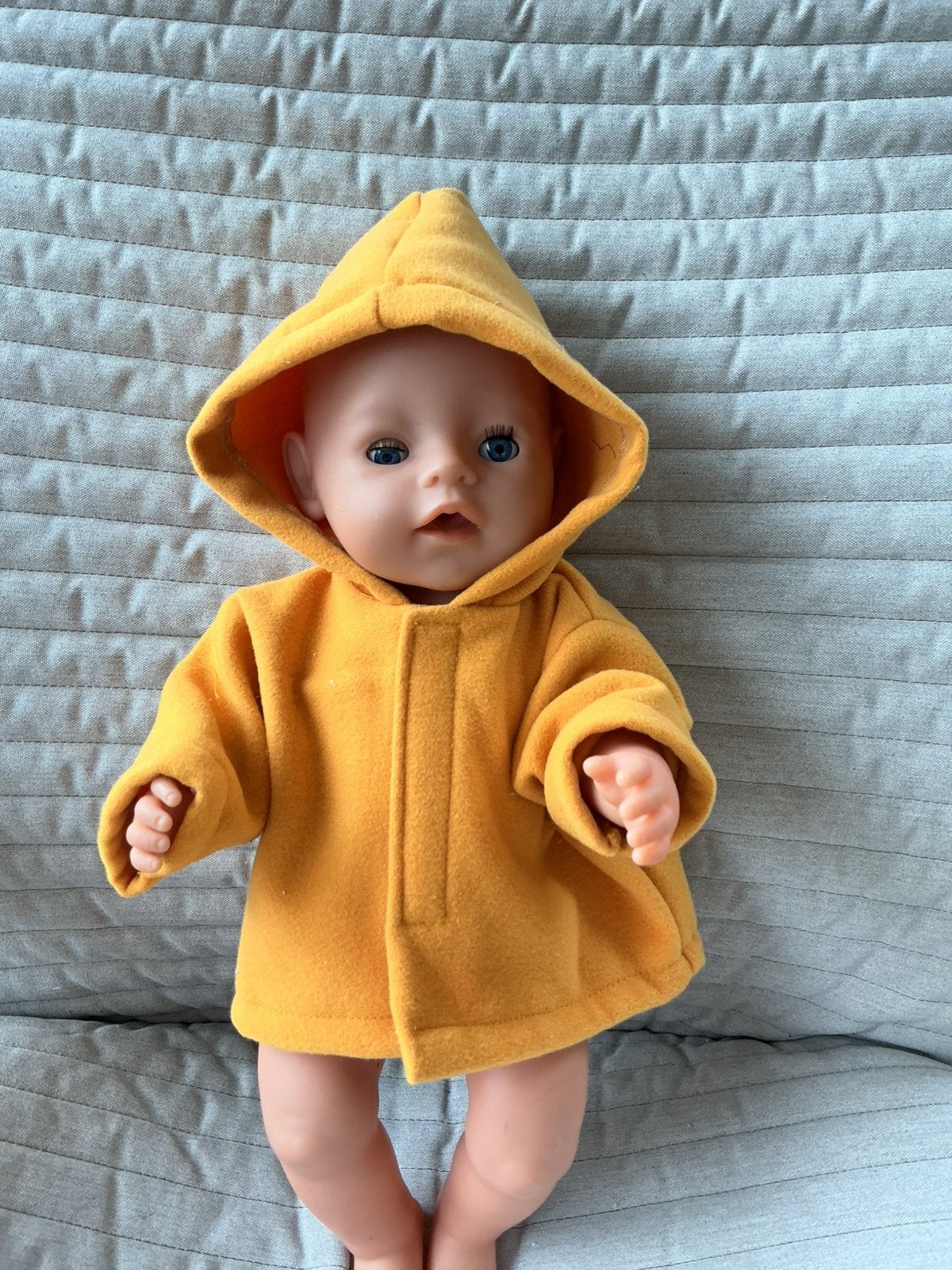 222. Babyborn: Nieuw okergeel jasje, Kinderen en Baby's, Ophalen of Verzenden, Nieuw, Babypop