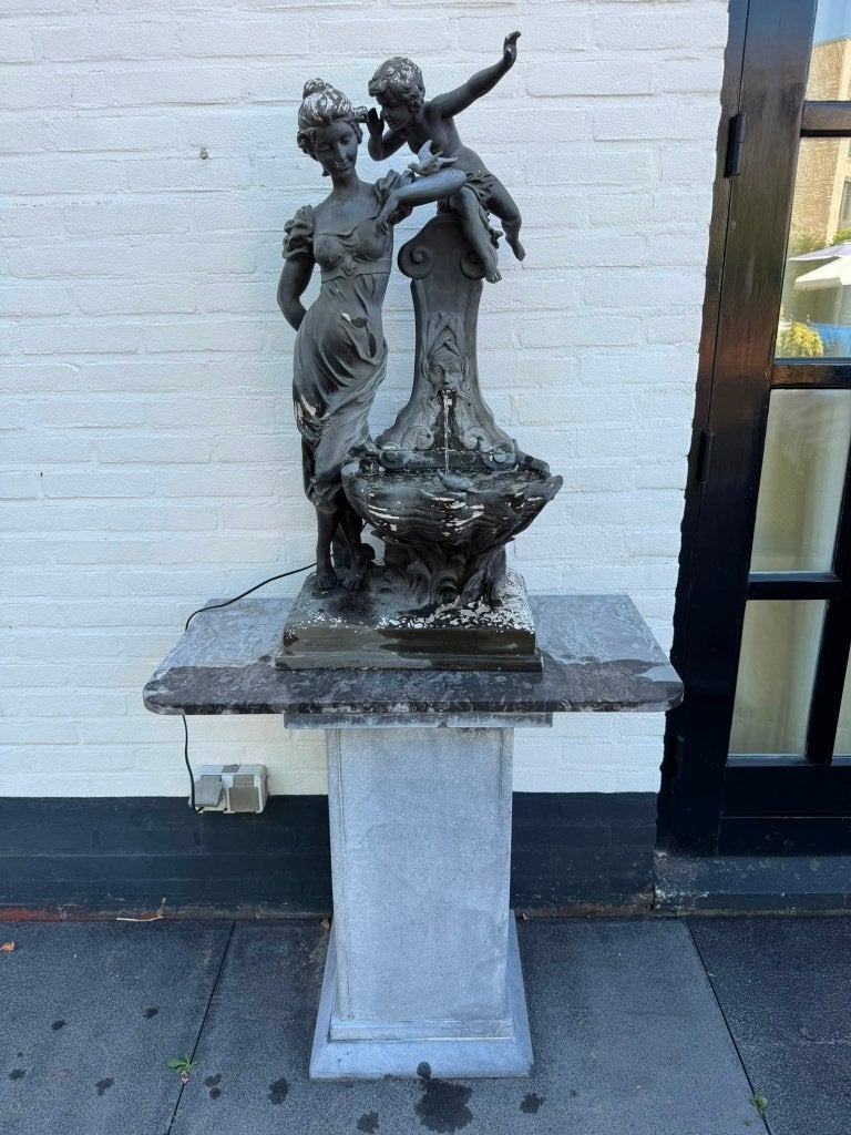 TUINBEELD fontein Vrouw + kind Bronslook kunststof beeld, Ophalen, Gebruikt, Kunststof, Waterornament