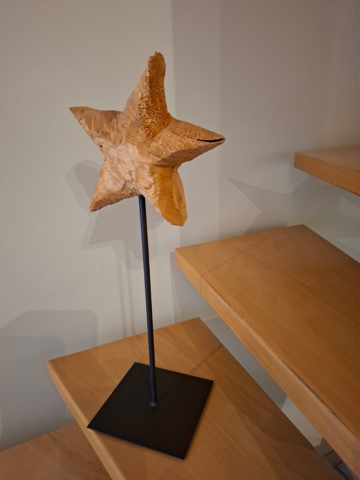 Houten ster op metalen voet, Huis en Inrichting, Woonaccessoires | Kransen, Ophalen, Zo goed als nieuw, Ornament, Hout