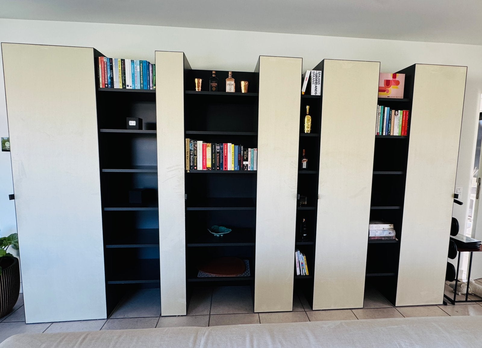 Exclusieve maatwerk boekenkast met daim beklede deuren, Ophalen, Modern minimalistisch, 200 cm of meer, Eikenhout