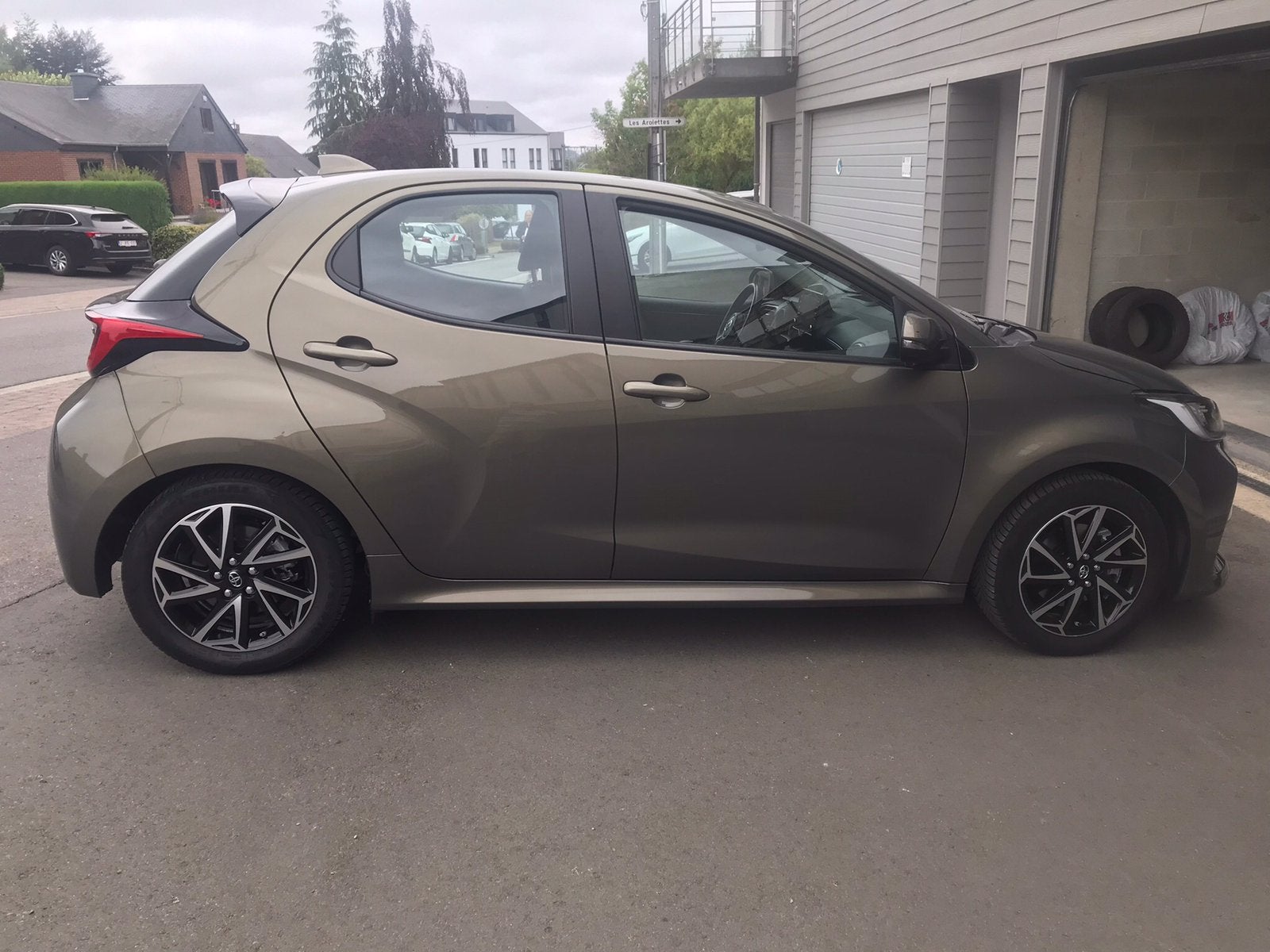 Toyota Yaris 1.5i  Hybrid. Euro 6d. Iconic, Achat, Autres couleurs, Noir, Adapté aux personnes handicapées