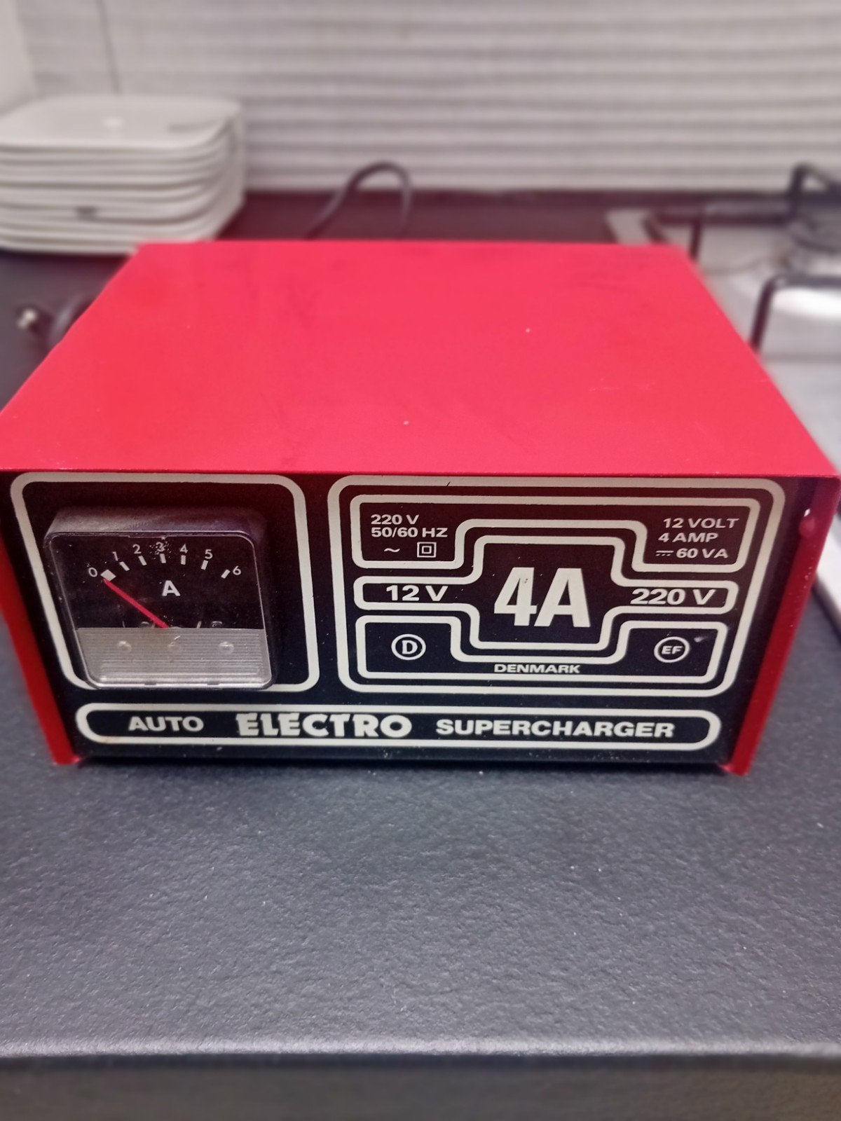 chargeur de batteries 12 volts impeccable 
envoi possible vi, Ophalen of Verzenden