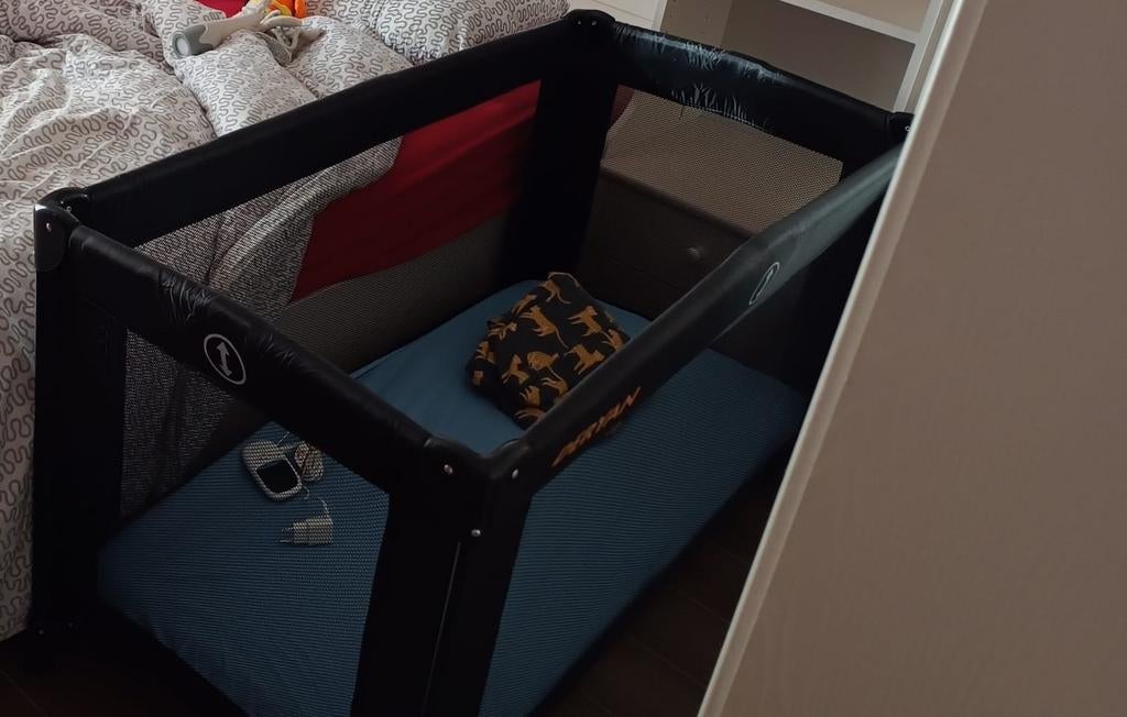 Deryan campingbedje + opblaasbare matras + muggengaas, Ophalen, Matras