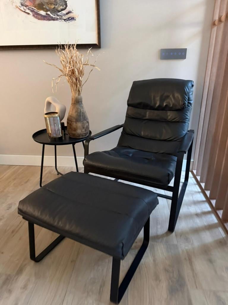 Leolux Indra fauteuil + hocker – zwart leer – nieuwstaat, Huis en Inrichting, Ophalen, Zwart, Zo goed als nieuw, Eén