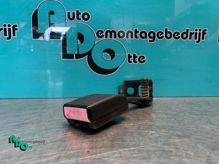 Insertion ceinture de sécurité arrière gauche d'un Peugeo, -, 3 mois de garantie, Utilisé, -