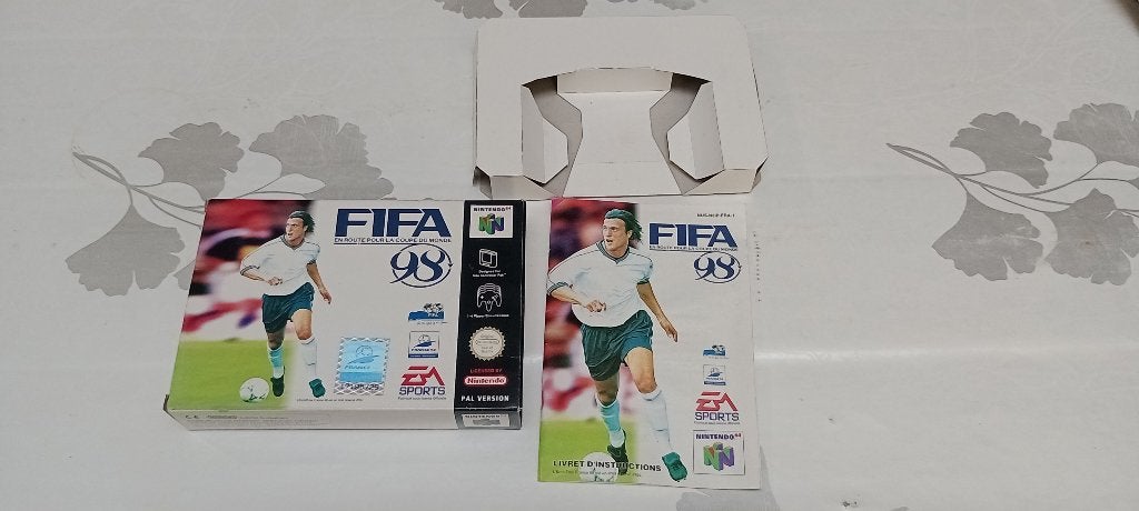 FIFA 98 Nintendo 64 N64 PAL-doos + handleiding (zonder spel), Games en Spelcomputers, Ophalen of Verzenden, Simulatie