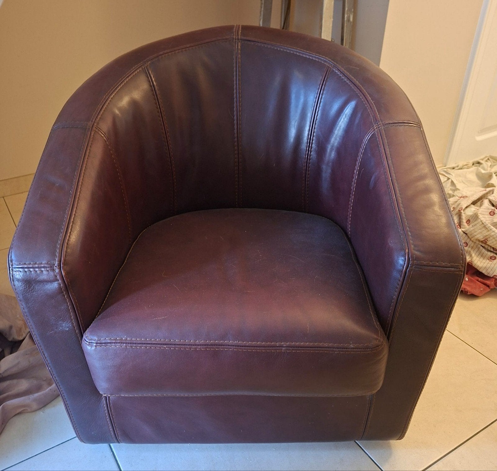 Lederen fauteuil, Ophalen
