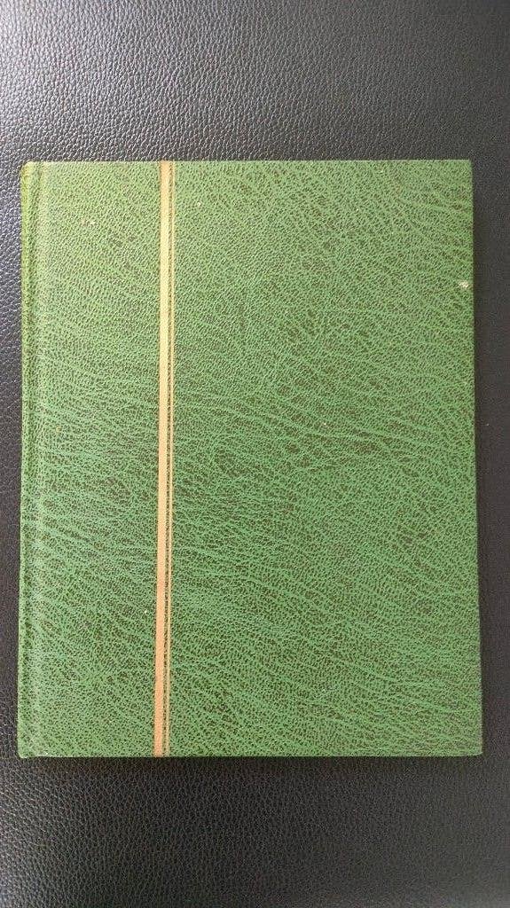 klein groen postzegelalbum met 16 witte blz., Verzenden, Verzamelalbum