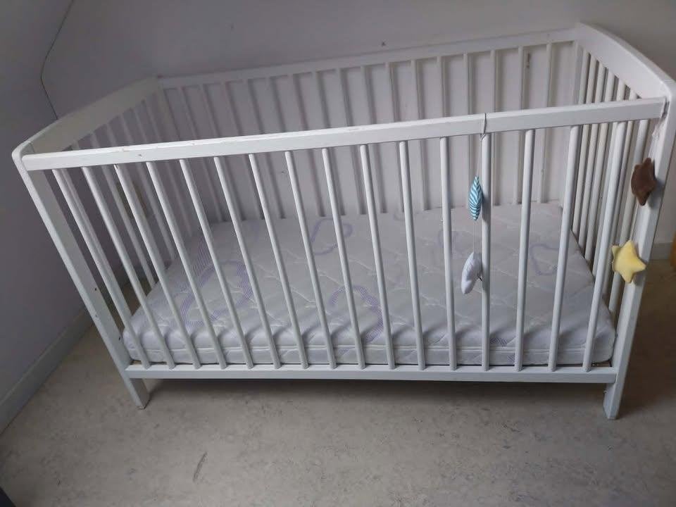 Baby bed met matras, Kinderen en Baby's, Kinderkamer | Bedden, Ophalen, Gebruikt, Minder dan 140 cm, Matras