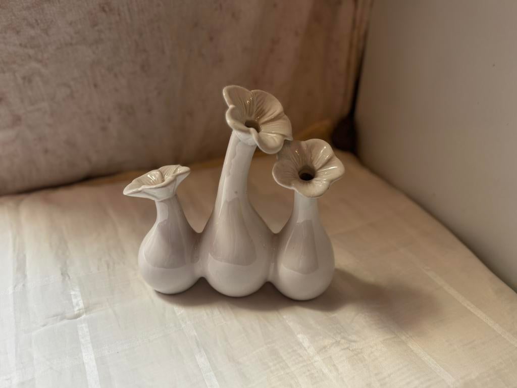 Keramieken vaas van Twyla met drie decoratieve bloemknoppen, Ophalen of Verzenden