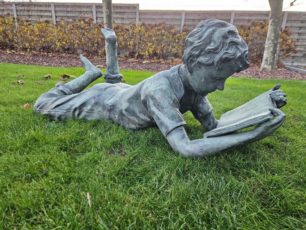 Bronzen lezende jongen  grote versie! lage prijs ruime keuze, Tuin en Terras, Tuinbeelden, Ophalen of Verzenden, Zo goed als nieuw