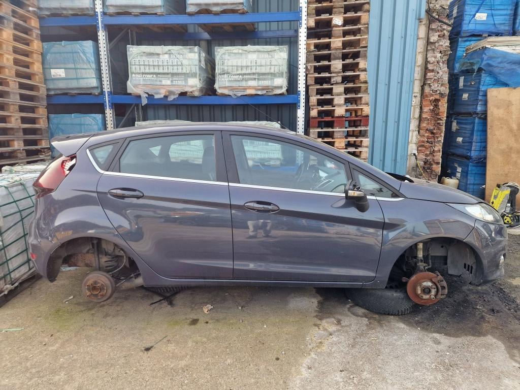 Ford Fiesta 2010 1.6 essence pour pièces, Auto diversen, Ongevalwagen, Ford, Handgeschakeld, Benzine, Berline, Zilver of Grijs