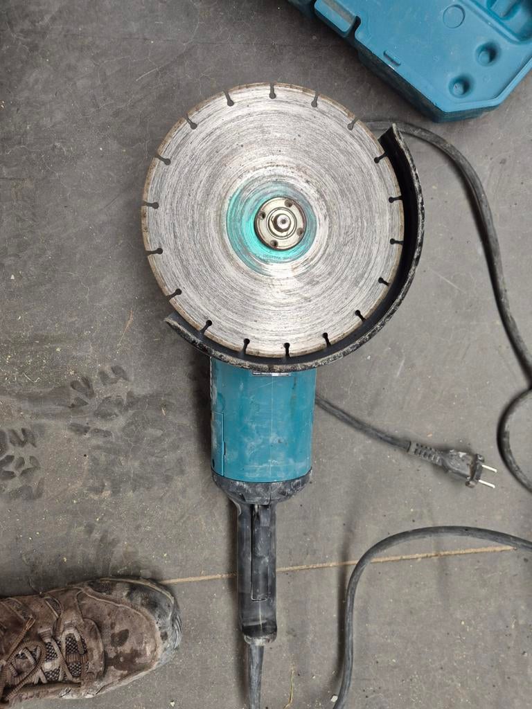 Disqueuse/meuleuse Makita 230mm et capot d aspiration.makit, Enlèvement
