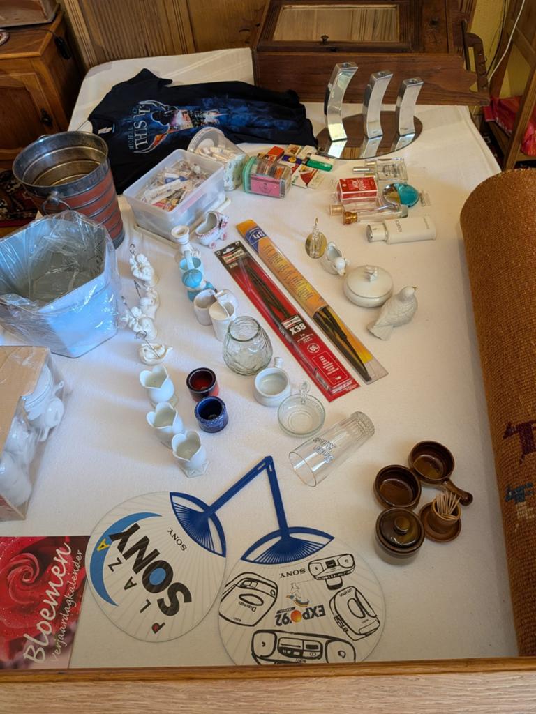 Wie neemt deze spulletjes mee naar de rommelmarkt?, Diversen, Ophalen