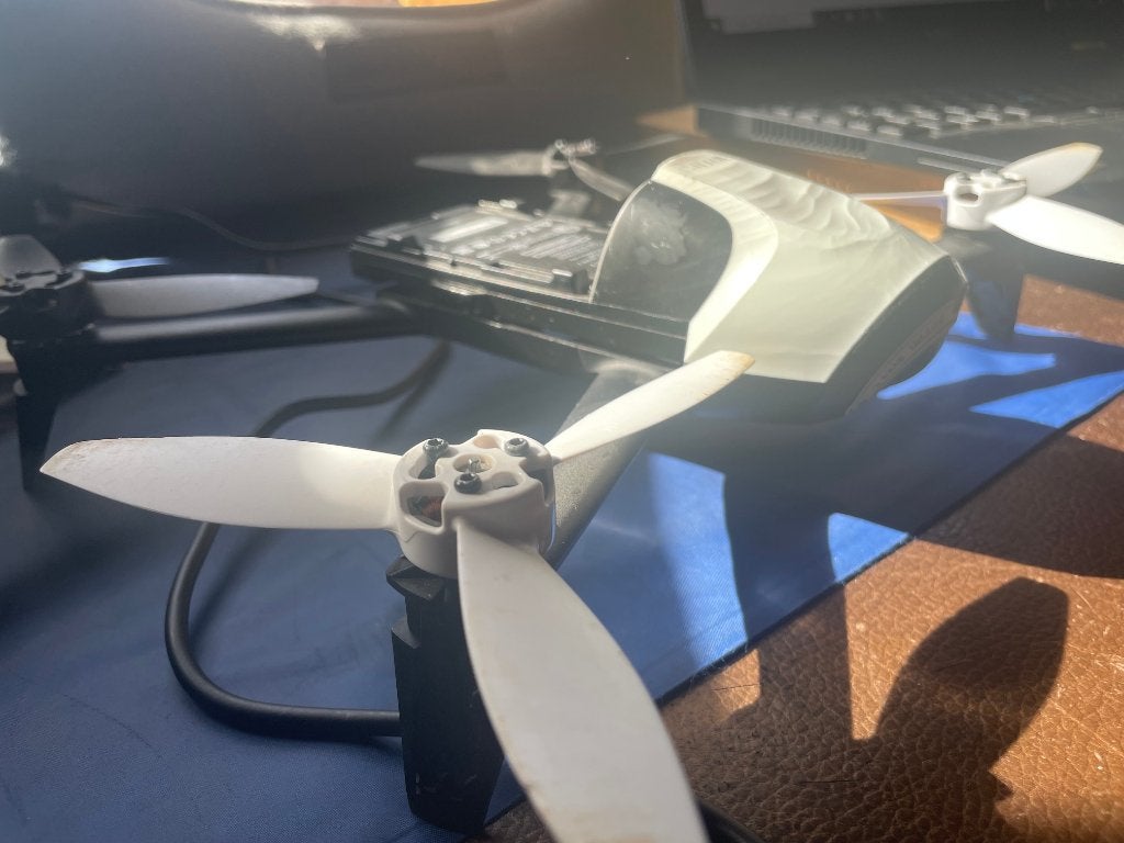 Drone Parrot Bebop 2   Skycontroller 2 + Cockpitglasses, Drone avec caméra, 250 à 900 g, Enlèvement ou Envoi, 1 à 5 km