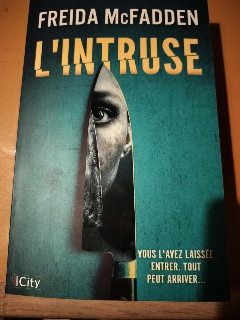 Livre L'intruse de Freidda Mc Fadden Grand format, Livres, Enlèvement, Comme neuf, Freida McFadden., Belgique