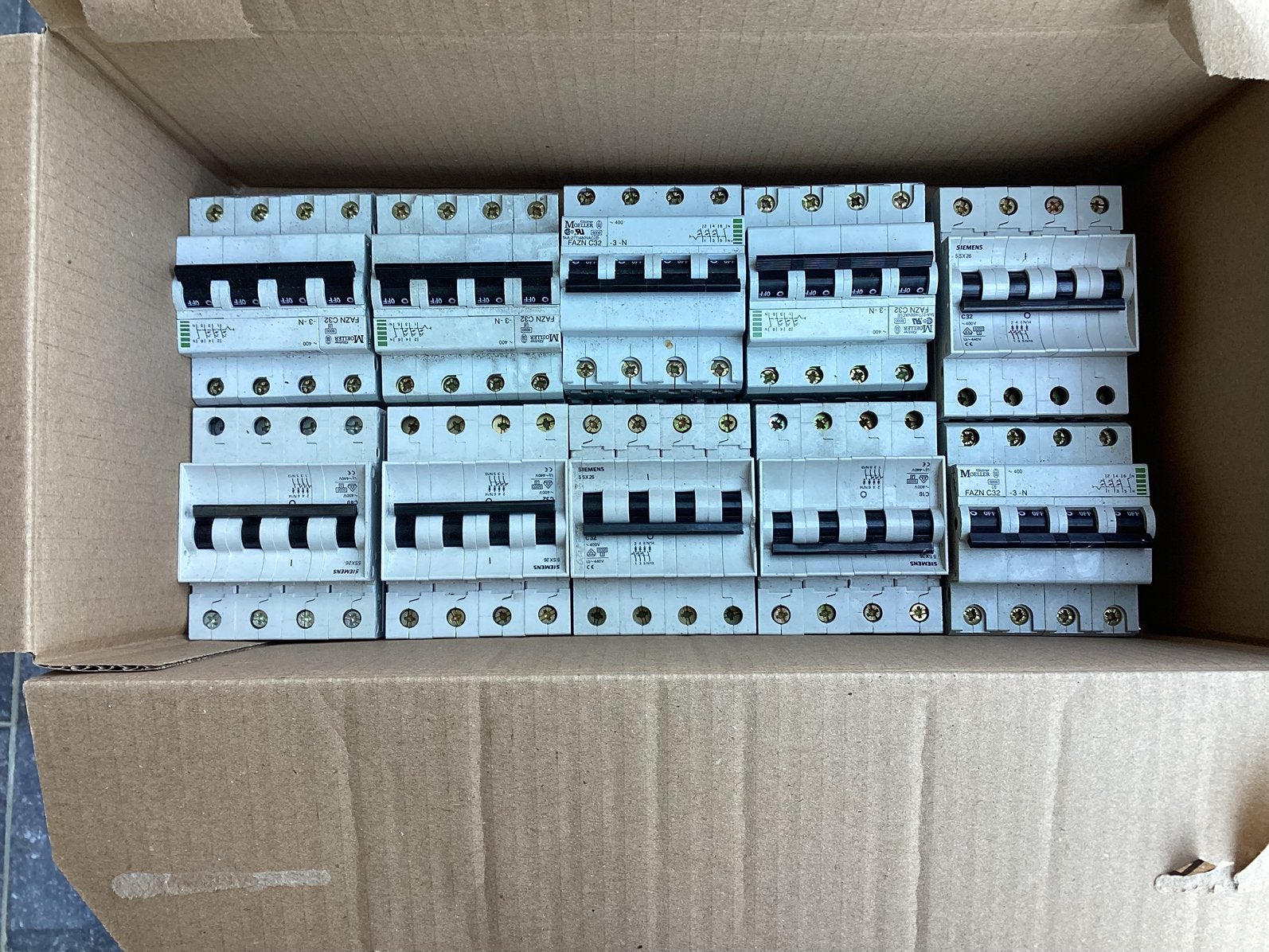 Lot van  vierpolige zekeringen, Doe-het-zelf en Bouw, Elektriciteit en Kabels, Ophalen, Zo goed als nieuw