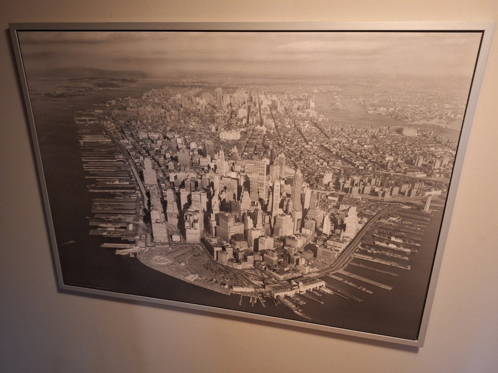 Ingelijste poster skyline New York @1930 (ikea), Maison & Meubles, 125 cm ou plus, Comme neuf, 75 – 100, Enlèvement