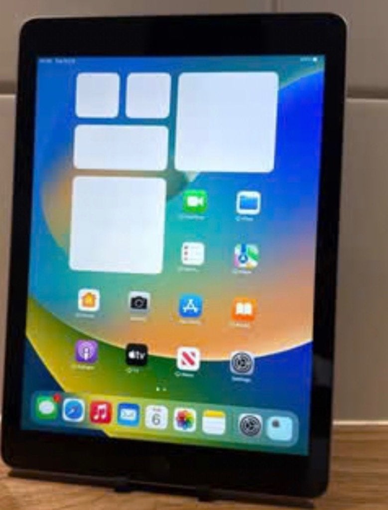 Apple iPad 5e generatie – 128 GB – WiFi + Cellular, 10 inch, Zwart, Zo goed als nieuw, 128 GB