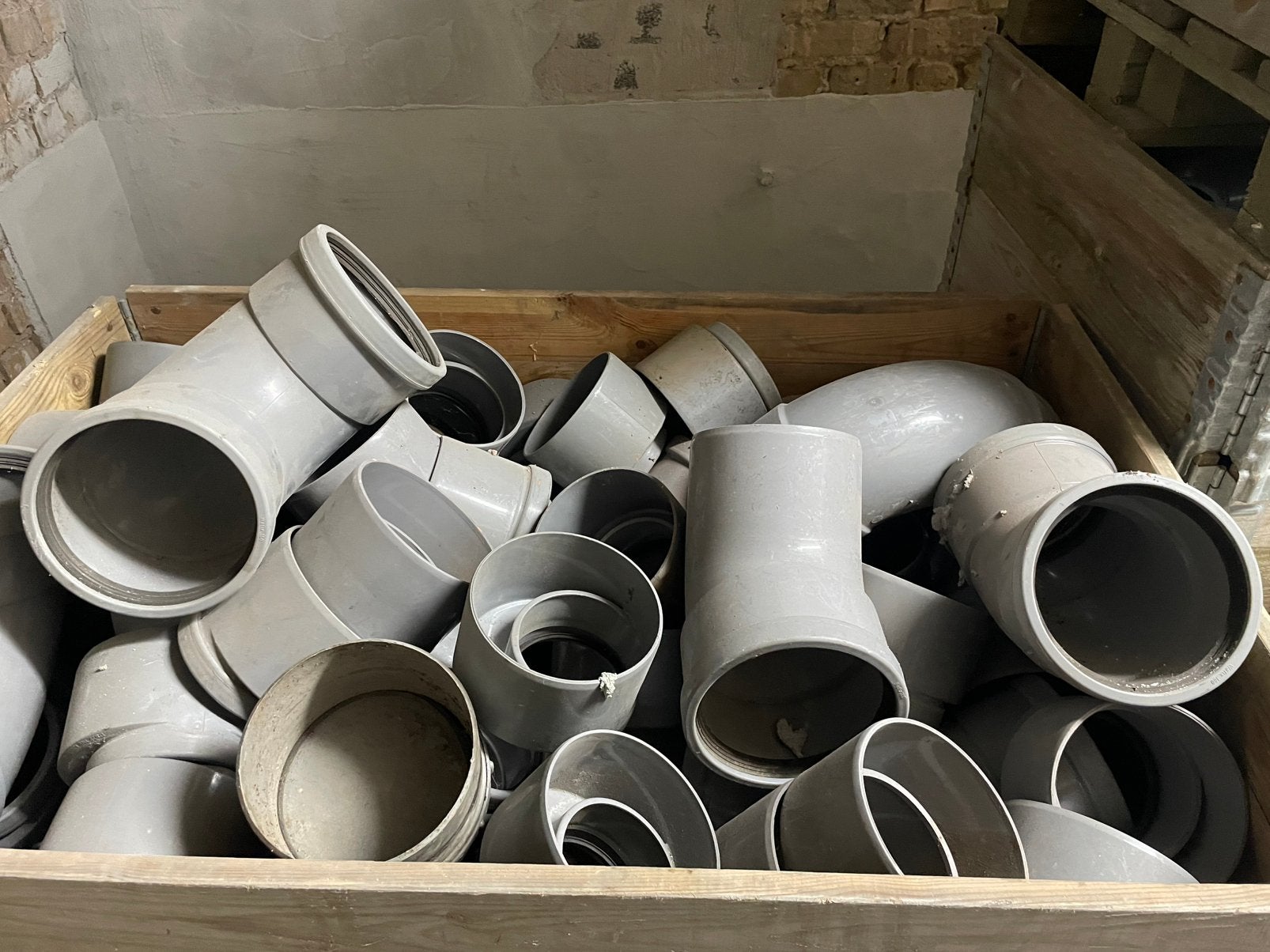 3 palletbakken met pvc hulpstukken, Doe-het-zelf en Bouw, Buizen en Afvoer, Ophalen, Zo goed als nieuw, PVC