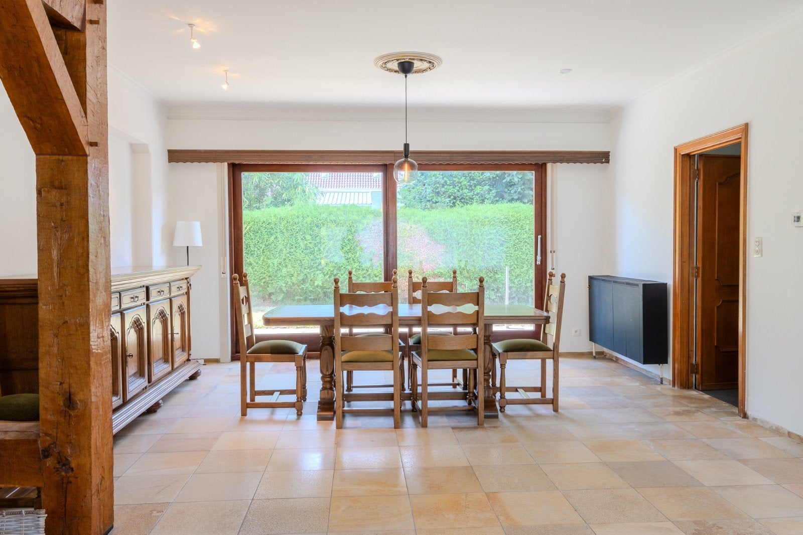 Tafel, stoelen en kast, Enlèvement