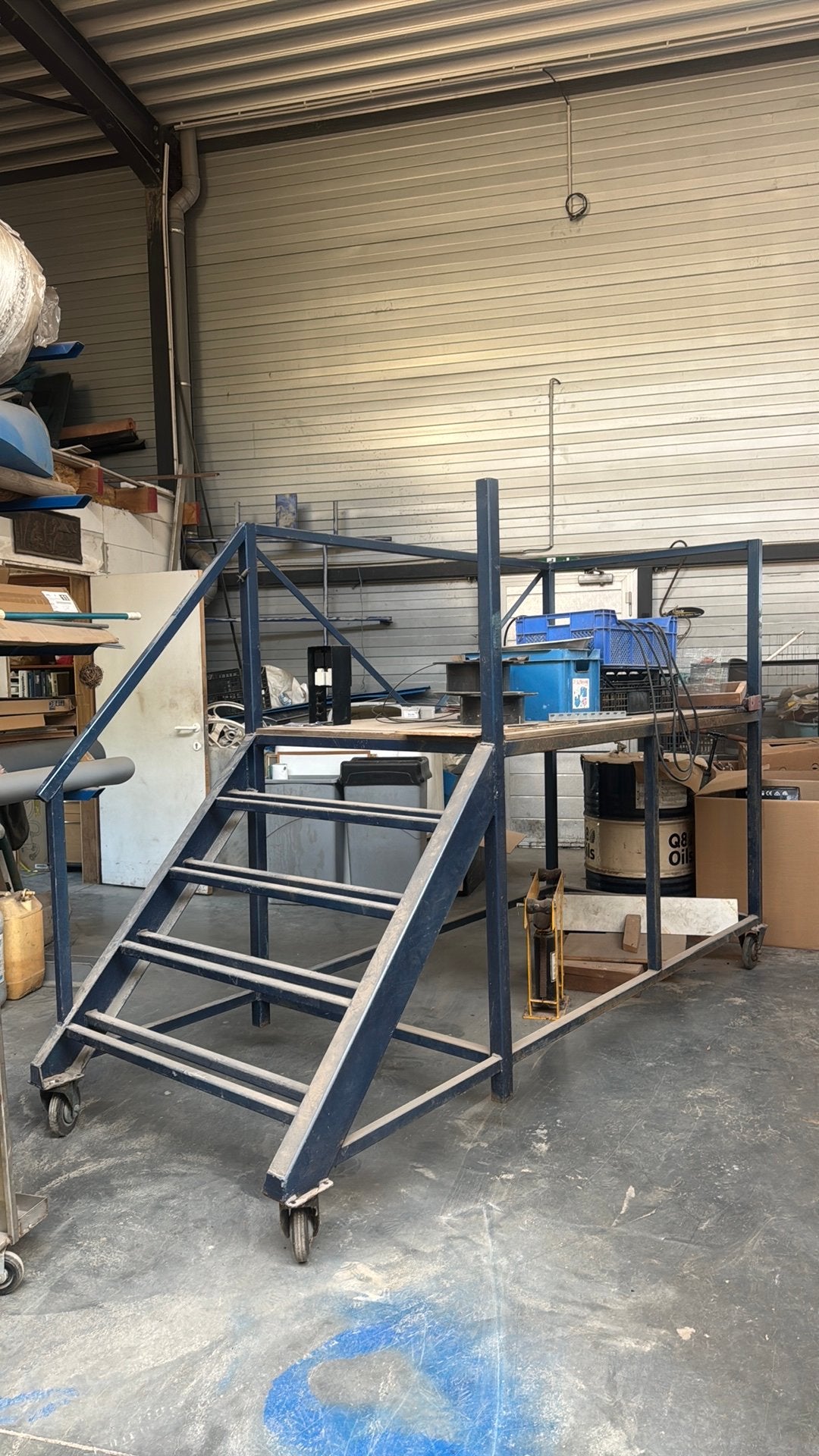 Trap met podium, op wielen, Ophalen