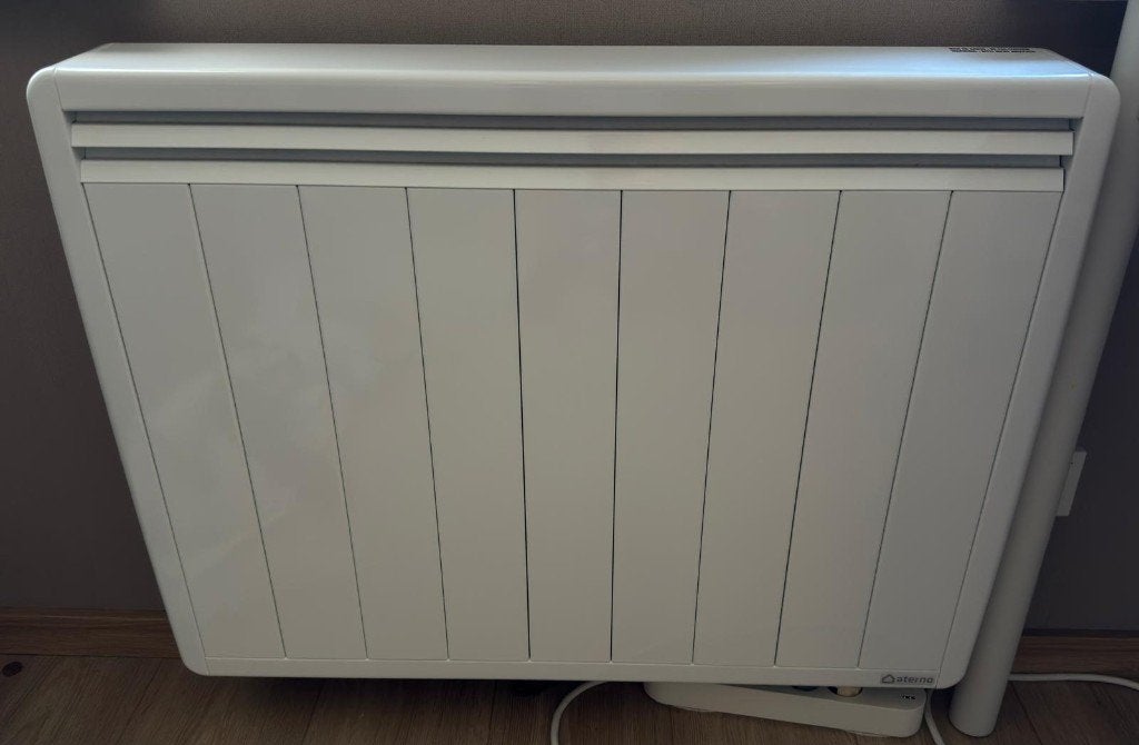 Aterno Estiom 1800w + programmeerbare thermostaat + beugels, Ophalen, 30 tot 80 cm, Radiator, Zo goed als nieuw