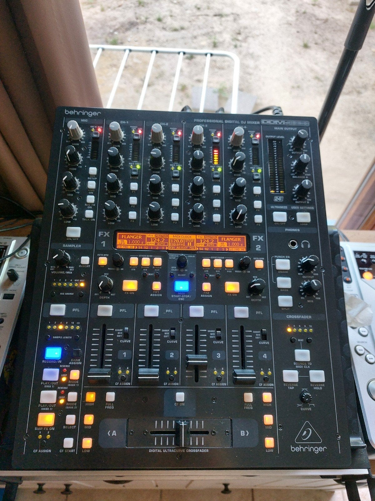 Behringer dj mixer professional digitale Mengpaneel, Muziek en Instrumenten, Ophalen, Zo goed als nieuw, 5 tot 10 kanalen, Microfooningang