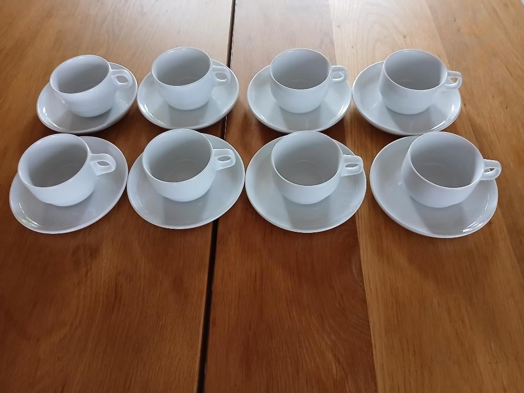 8 kopjes met onderbord in hotel porselein, Ophalen, Zo goed als nieuw, Porselein, Kop(pen) en/of Schotel(s)