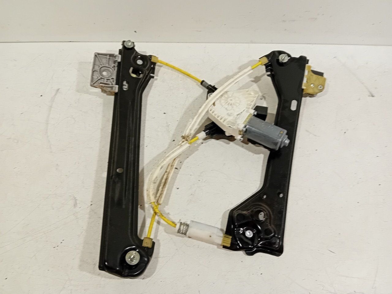 Raammechaniek elektrisch rechts achter Mercedes-Benz CLA, Onderdelen@venauto.nl, Van der Ven Autorecycling B.V., Gebruikt, Ettenseweg 76, 4706 PB Roosendaal, The Netherlands