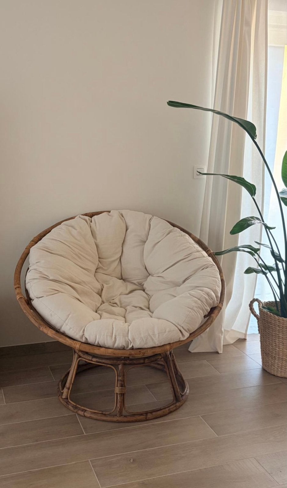 Ronde rotan papasan stoel met comfortabel beige kussen, Ophalen, Zo goed als nieuw, Rotan