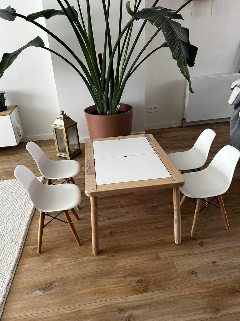 Kinder­tafel met 4 stoelen & geïntegreerde opbergruimte, Ophalen, Zo goed als nieuw, Tafel(s) en Stoel(en)