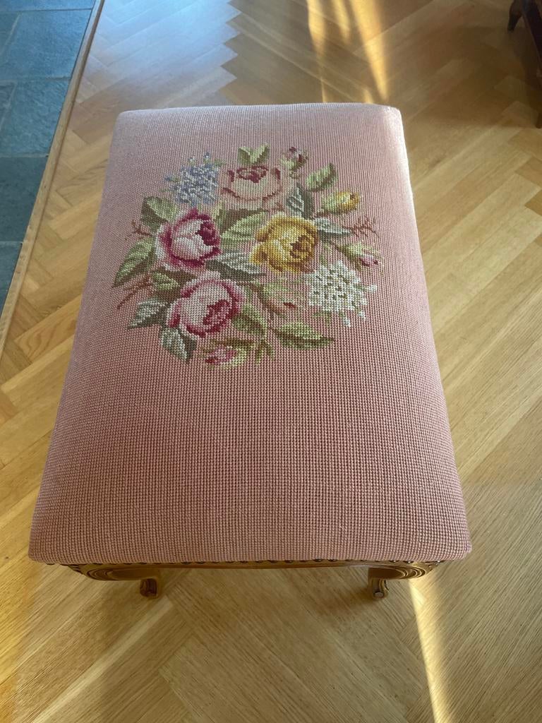 Vintage voetenbankje / tabouret – geborduurd -Louis XV stijl, Antiek en Kunst, Ophalen