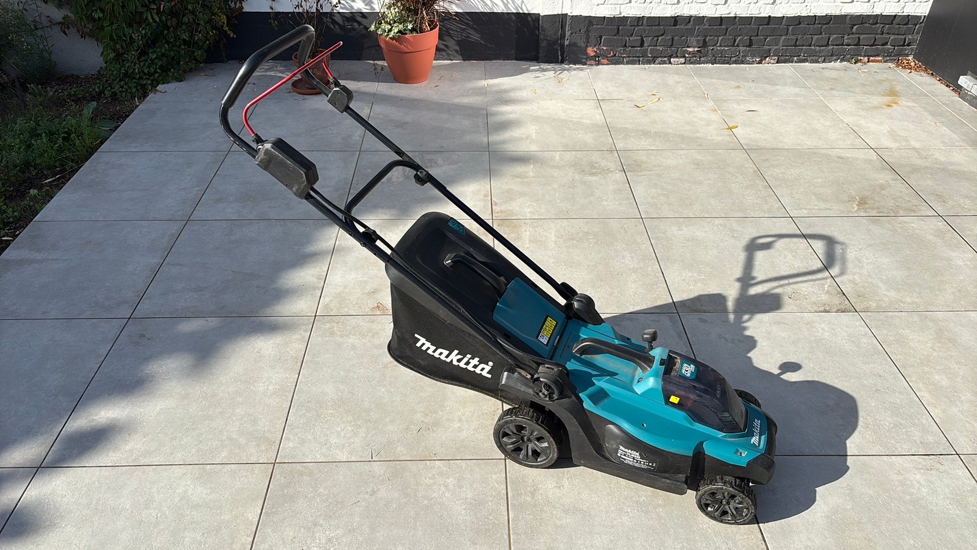 Makita DLM330 grasmaaier ZONDER BATTERIJ, Ophalen, Gebruikt, 30 t/m 39 cm, Accu-grasmaaier