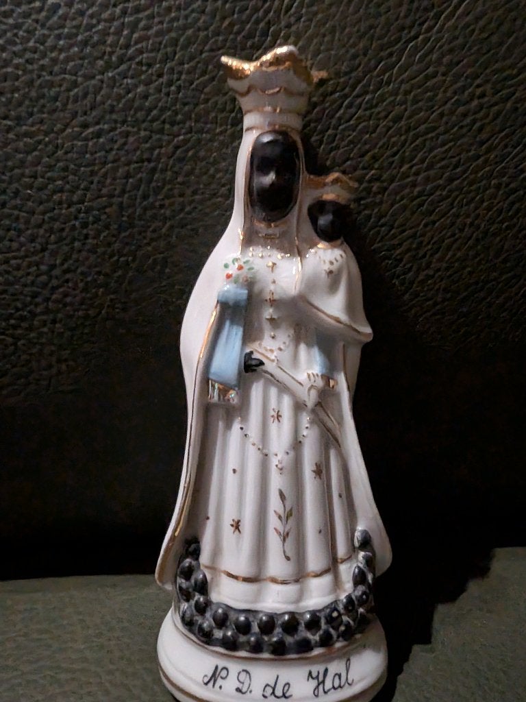 Porseleinen zwarte Madonna van Halle, Notre Dame de Hal, Antiek en Kunst, Minder dan 20 cm, Ophalen of Verzenden, Beschilderd