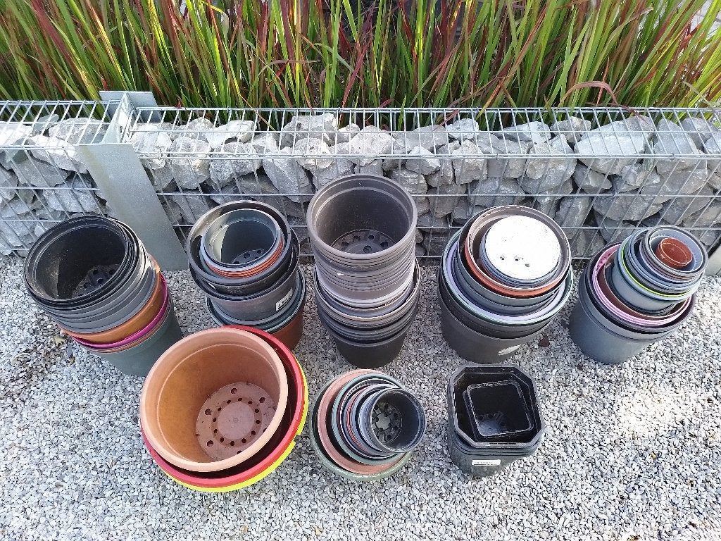 Lot de +/- 111 pots de fleurs en PVC, Jardin & Terrasse, Moins de 25 cm, Rond, Synthétique, Enlèvement